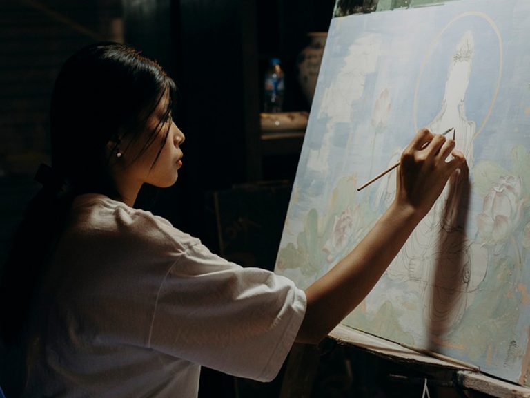 Artist sitting at an easel painting. Image: Hiep Hong/Pixabay