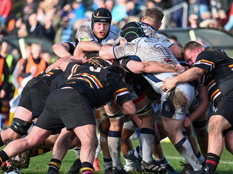 Bedford Blues in a maul with the Caldy pack