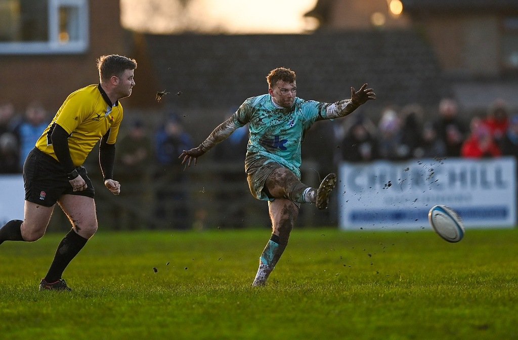 Bedford Blues player kicking the ball at Chinnor
