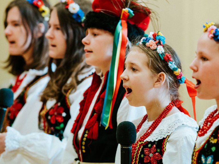 Singers in traditional Polish dress