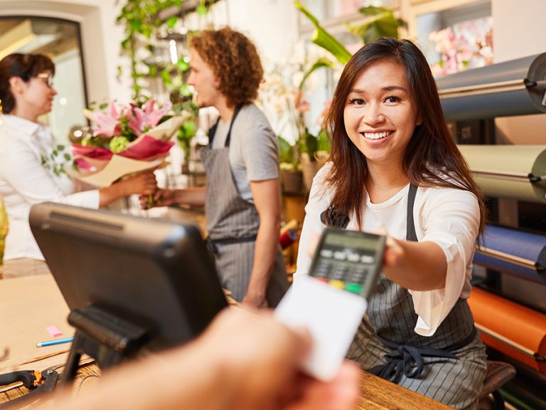 Business, retail, checkout, customer, smile, payment, tap and pay, Image: Robert Kneschke/Stock.Adobe.com