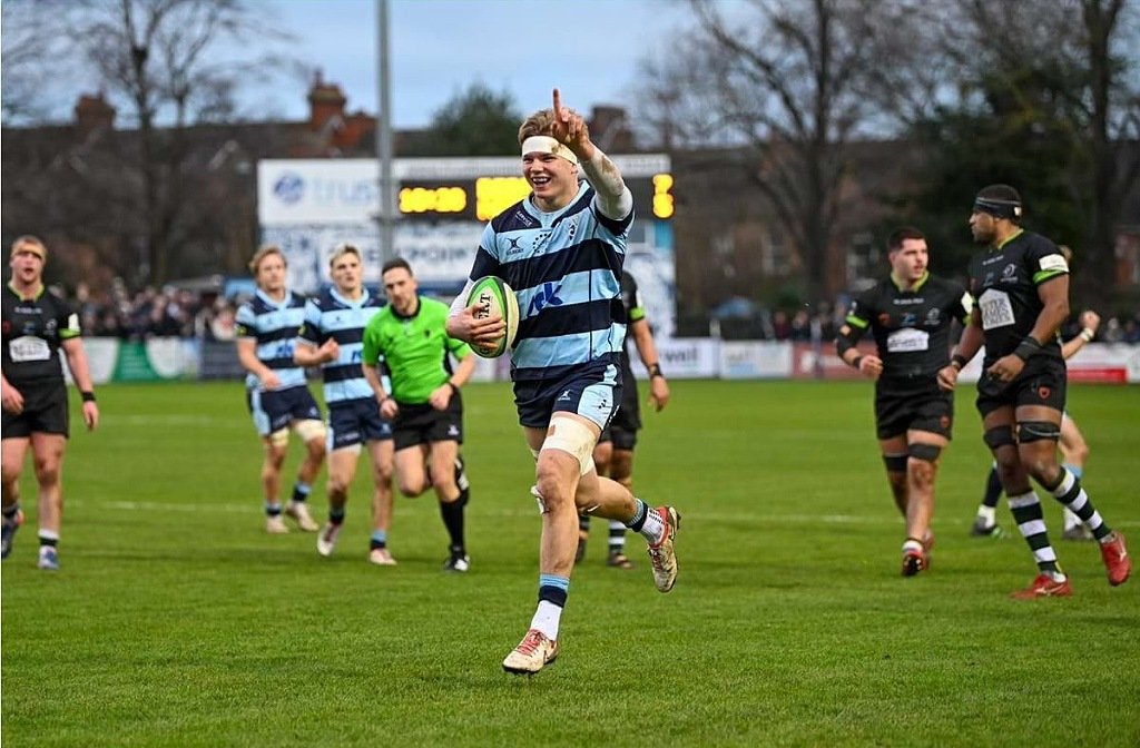 Henry Pollock running in a try for Bedford Blues