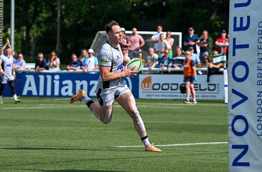 Seán French scores a try for Bedford Blues at Ealing
