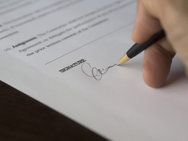 Signing a contract. Image: Edar/Pixabay