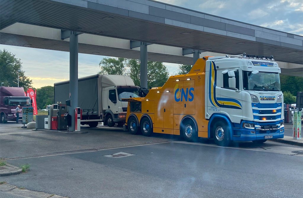 The truck is towed away on the second trip. Image: Rob Hammond/Leo Williams