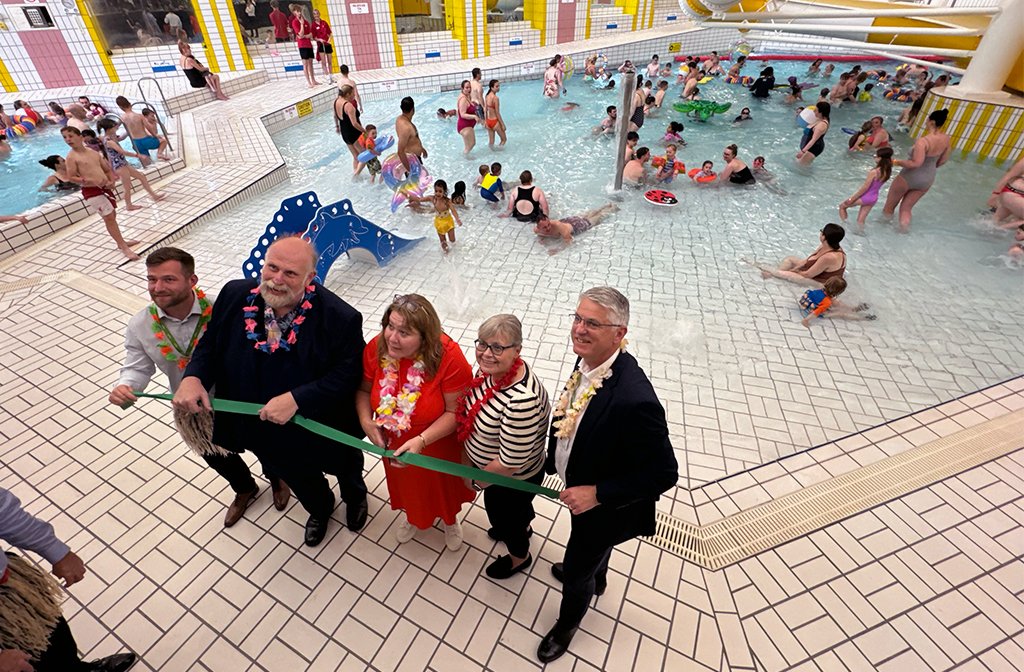 Oasis Beach Pool is officially open. (l-r) General Manager, Ricky Whiting; Mayor Tom Wootton; Cllr Sarah Gallager; CEO Bedford Borough Council, Laura Church; CEO GLL, Peter Bundey. Image: Bedford Borough Council.