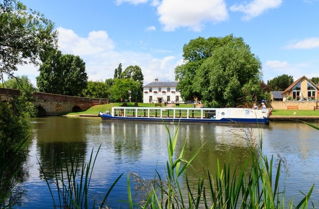 The John Bunyan Boat moored up by The Anchor pub in Great Barford