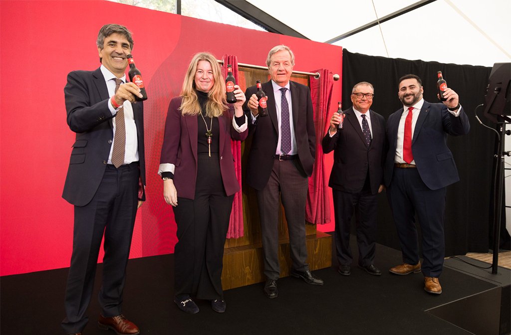 Representatives from Damm and Damm UK with His Majesty’s Trade Commissioner for Europe, Ceri Morgan CBE, celebrate the opening of Damm Eagle Brewery in Bedford 09 October 2025
