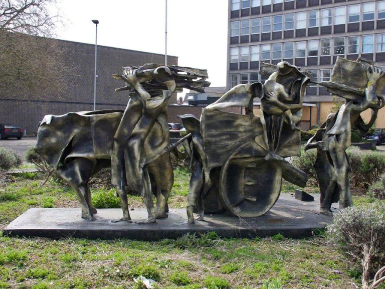 Verso Domani - Italian Immigrants Memorial on Greyfriars Roundabout, Bedford. Image: Simon Maddison Art UK