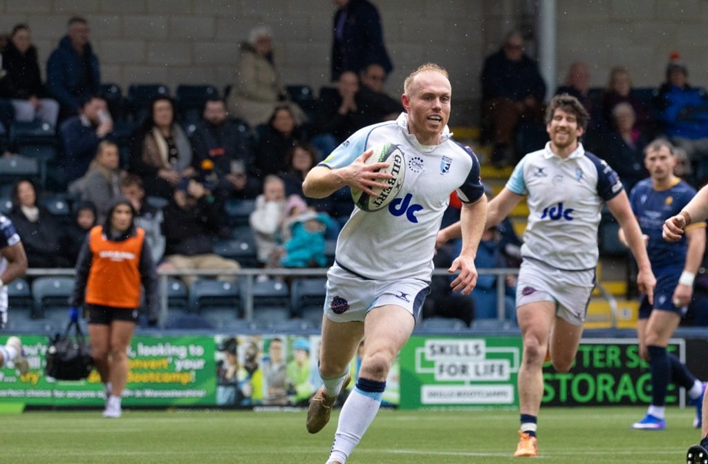 Alex Day sprints clear for a try for Bedford Blues at the Sixways Stadium