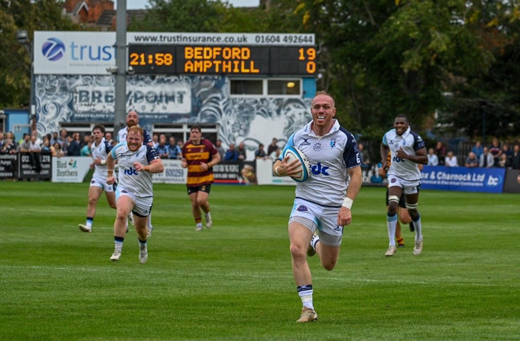 Alex Day races clear to score a try against Ampthill in September 2025