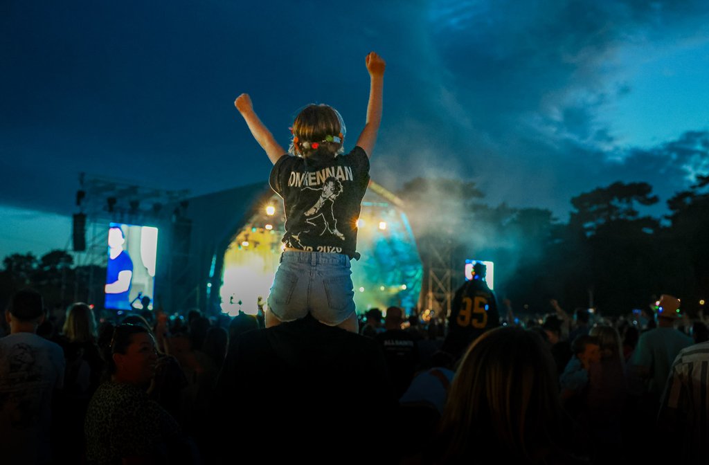 A young fan on their parent's shoulders at the sold out Tom Grennan gig at Bedford Summer Sessions. Image Donna Samuels Event Photography:Cuffe & Taylor