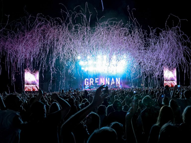 Streamers fired int0 the crowd as the finale at Tom Grennan at Bedford Summer Sessions. Image Donna Samuels Event Photography:Cuffe & Taylor