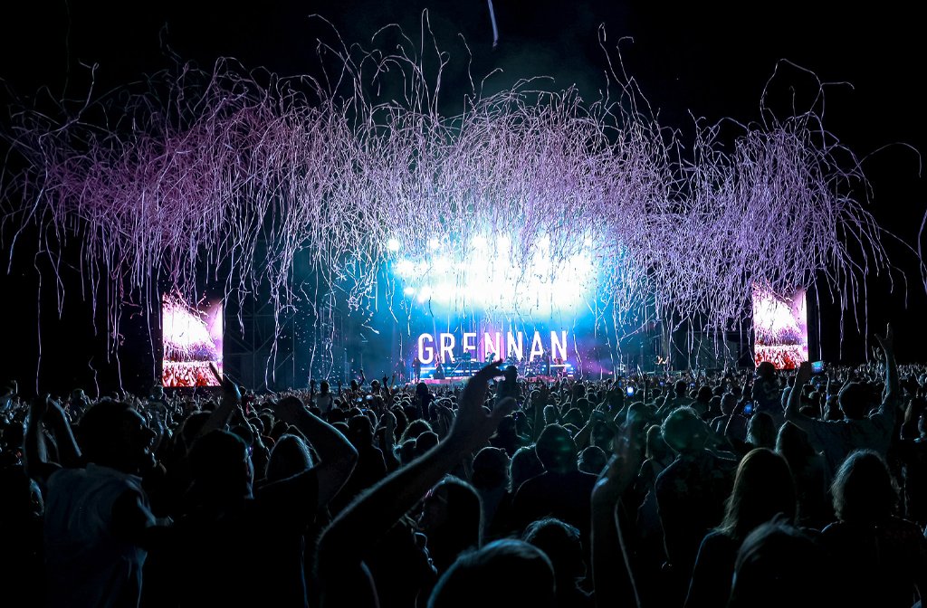 Streamers fired int0 the crowd as the finale at Tom Grennan at Bedford Summer Sessions. Image Donna Samuels Event Photography:Cuffe & Taylor