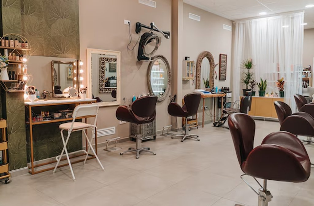 Modern spacious hair and beauty salon. Image Magnific.com