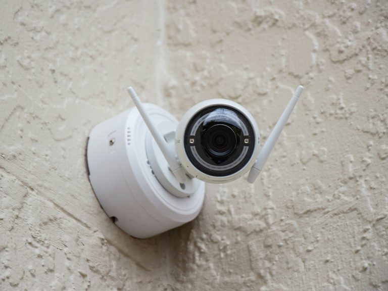 Wireless security camera attached to a wall Image Alan J. Hendry Unsplash