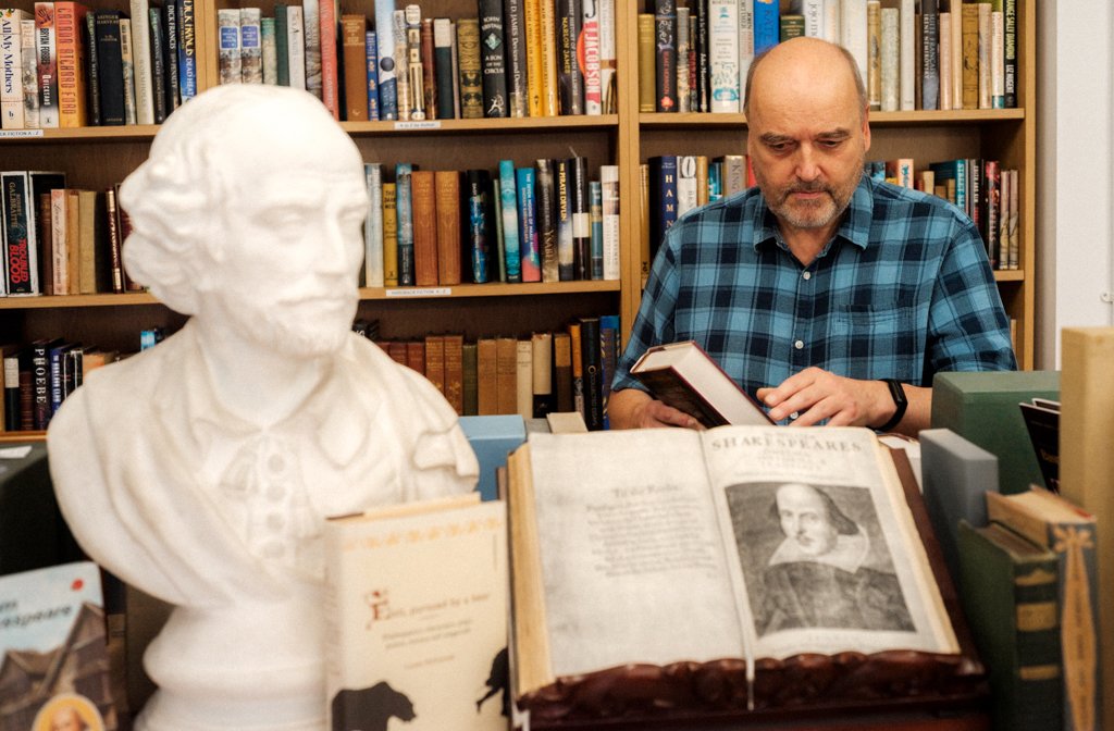 Peter Budek and Shakespeare at The Eagle Bookshop on St Peter's Street in Bedford. Image Cameron Scrimgeour